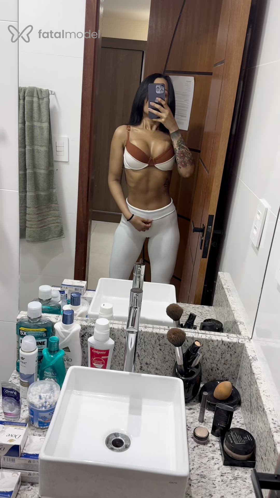 Acompanhante mulher morena (o) de olhos pretos - Laura Acompanhante mulher morena (o) de olhos pretos - Laura