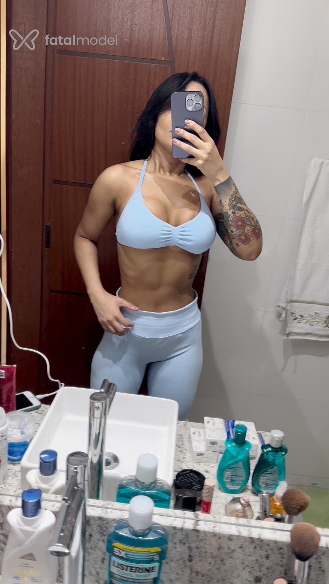 Acompanhante mulher morena (o) de olhos pretos - Laura Acompanhante mulher morena (o) de olhos pretos - Laura