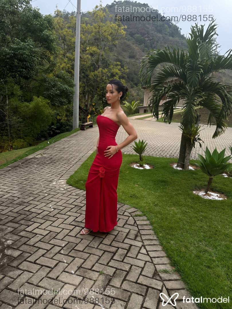Acompanhante mulher morena (o) de olhos pretos - Laura