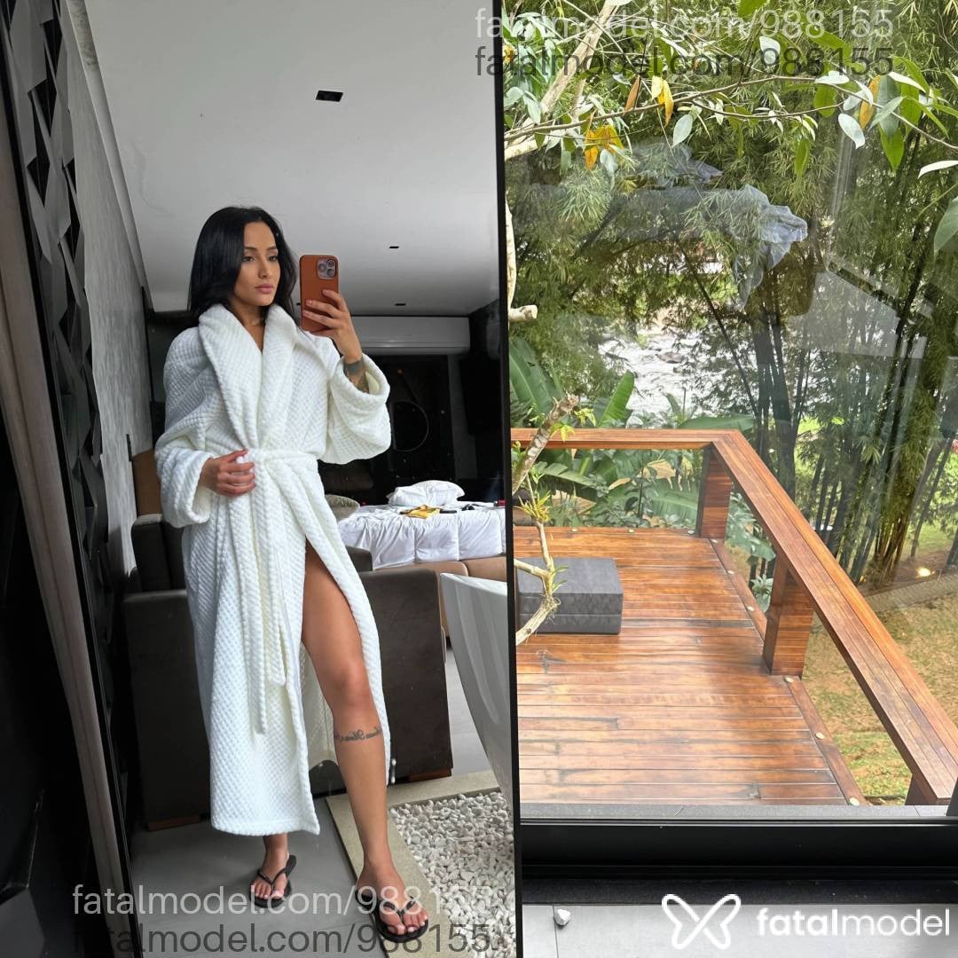 Acompanhante mulher morena (o) de olhos pretos - Laura
