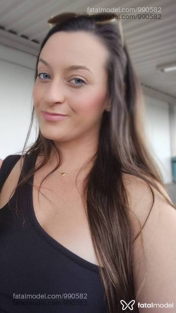 Acompanhante mulher com cabelo castanho de olhos verdes - Júlia