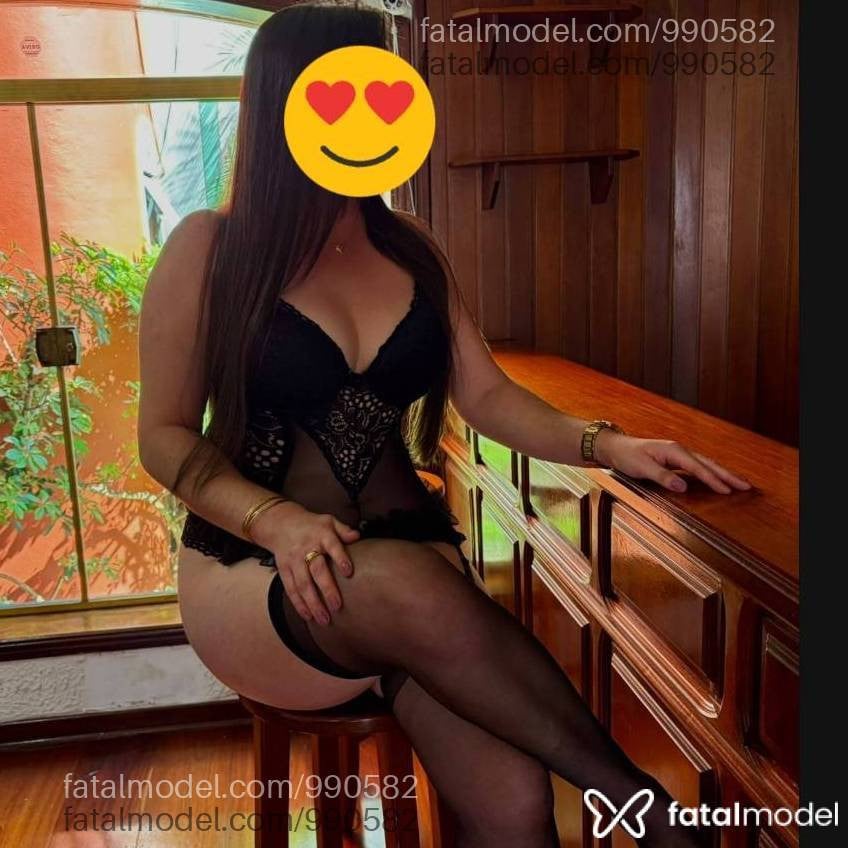 Acompanhante mulher com cabelo castanho de olhos verdes - Júlia