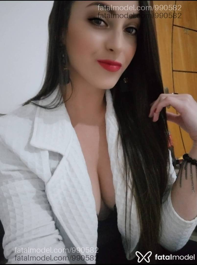 Acompanhante mulher com cabelo castanho de olhos verdes - Júlia