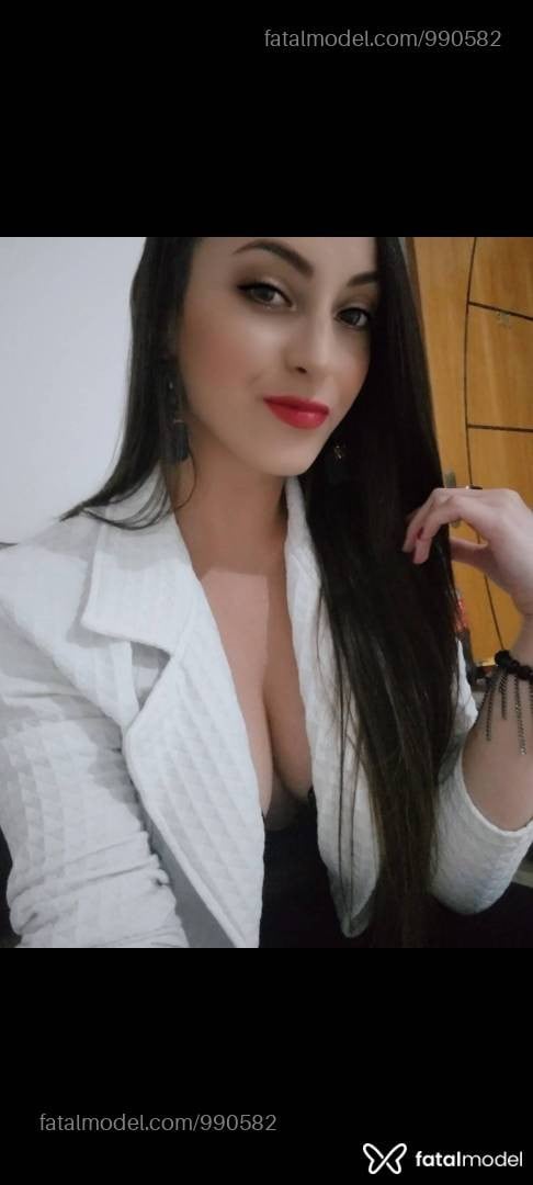 Acompanhante mulher com cabelo castanho de olhos verdes - Júlia