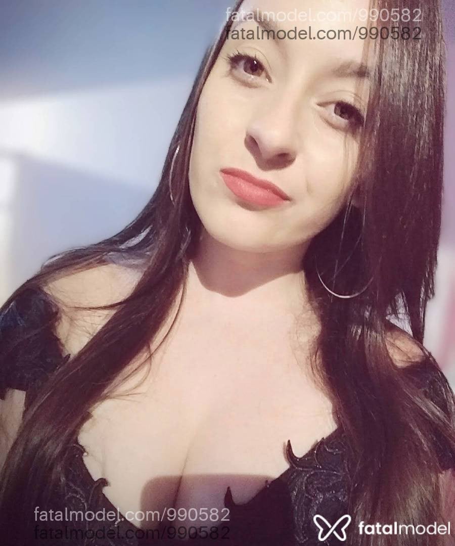 Acompanhante mulher com cabelo castanho de olhos verdes - Júlia