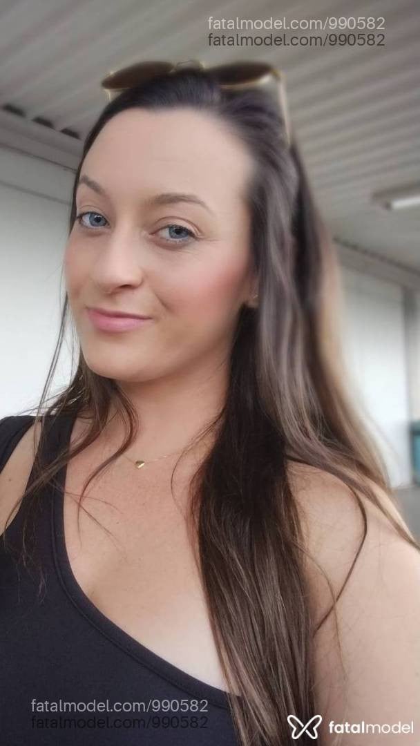 Acompanhante mulher com cabelo castanho de olhos verdes - Júlia