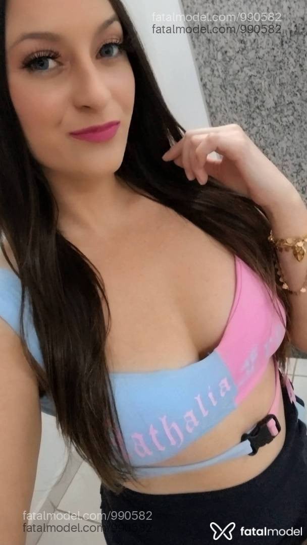 Acompanhante mulher com cabelo castanho de olhos verdes - Júlia