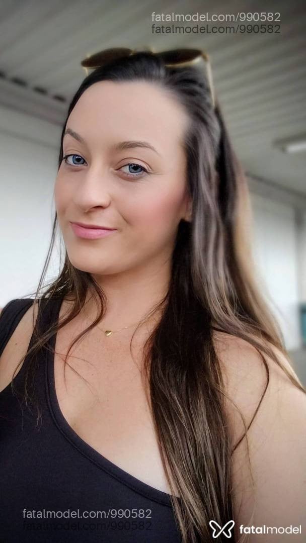 Acompanhante mulher com cabelo castanho de olhos verdes - Júlia
