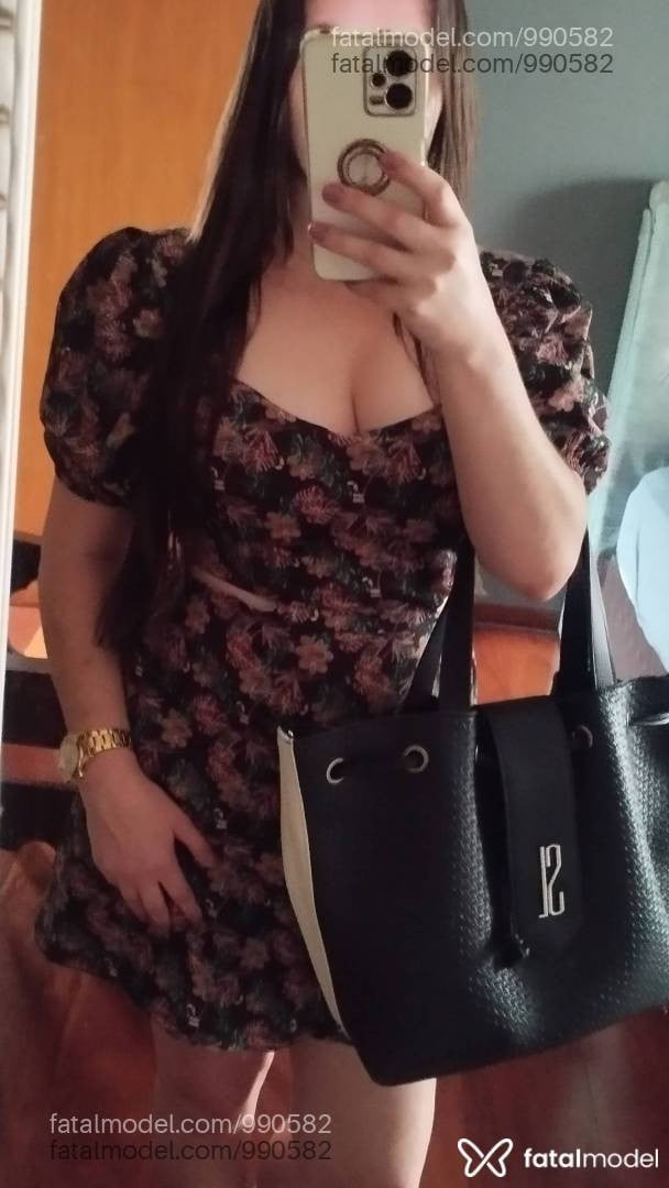 Acompanhante mulher com cabelo castanho de olhos verdes - Júlia