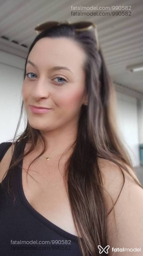 Acompanhante mulher com cabelo castanho de olhos verdes - Júlia