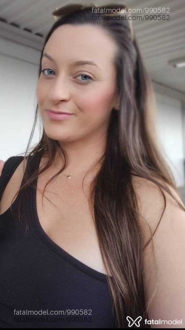 Acompanhante mulher com cabelo castanho de olhos verdes - Júlia