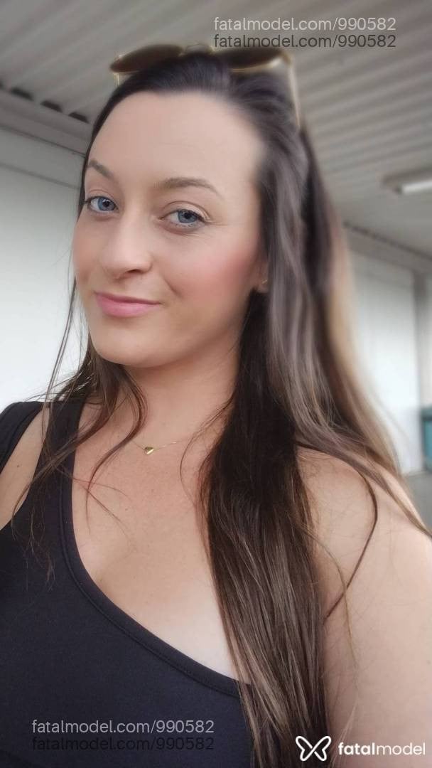 Acompanhante mulher com cabelo castanho de olhos verdes - Júlia