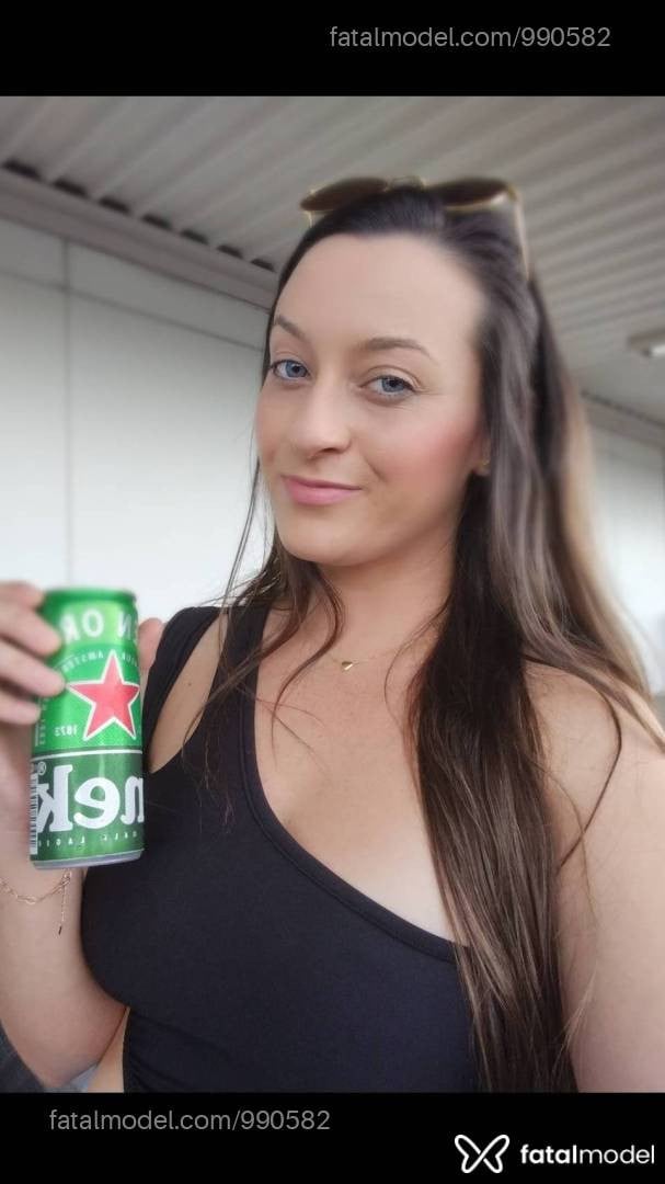 Acompanhante mulher com cabelo castanho de olhos verdes - Júlia