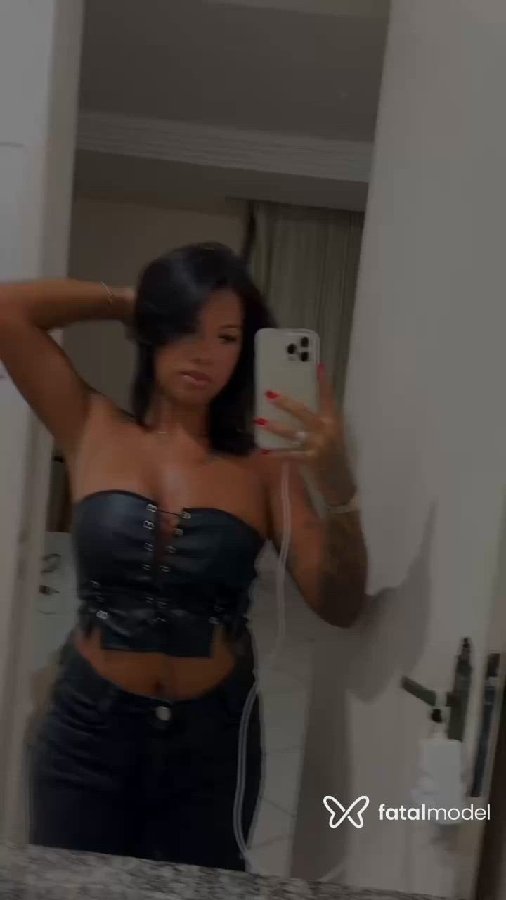Acompanhante mulher com cabelo castanho de olhos castanhos - Lunna